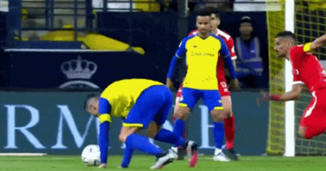 1682377125676083176.gif C罗6.gif