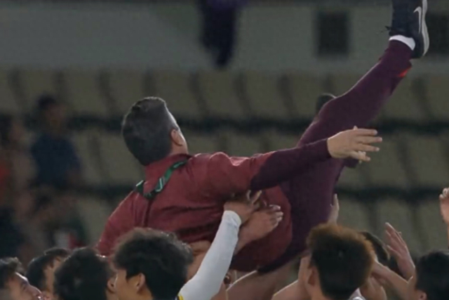 开云体育官网-安东尼奥被高高抛起！率队创造奇迹，媒体人热议：进决赛满分操作|U23|越南|王钰栋|U23亚洲杯|拜合拉木_新浪体育_新浪新闻