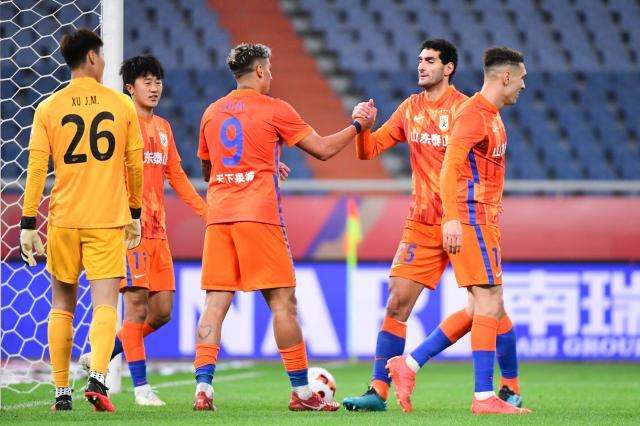 开云官网-陈蒲闪击克雷桑造俩乌龙 泰山暂登顶争冠已白热化