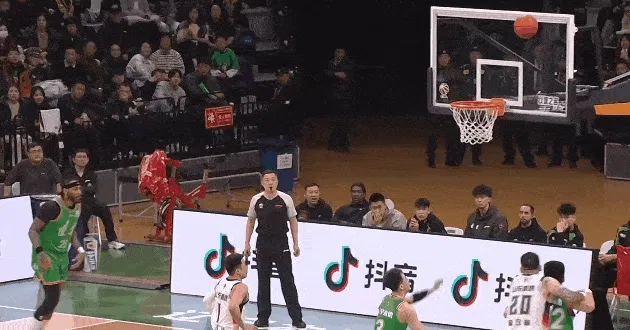 开云APP-赵继伟抢篮板造成高诗岩犯规，随后两罚全中辽宁反超山东