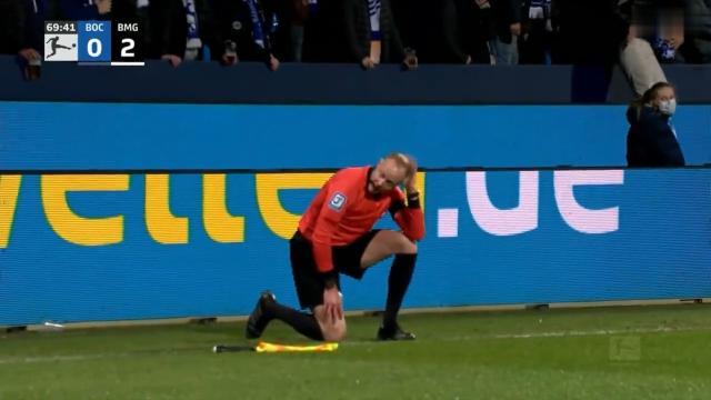 开云体育官网-德甲边裁被啤酒杯击伤 球场刚开放坐满就有人整事