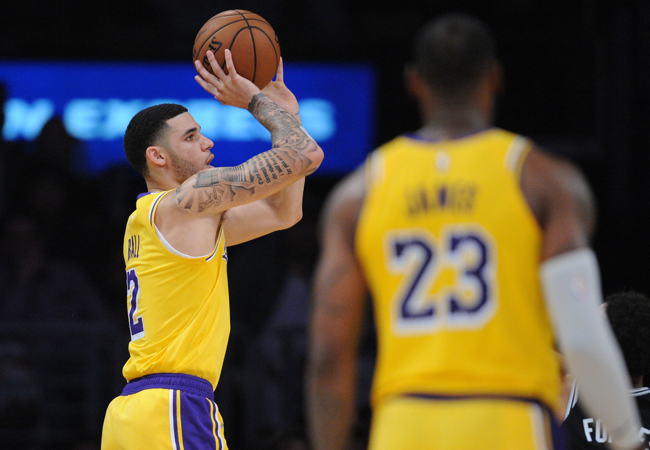 开云官网-湖媒：勇士那样为了交易而交易不可取 湖人应在买断市场签下鲍尔