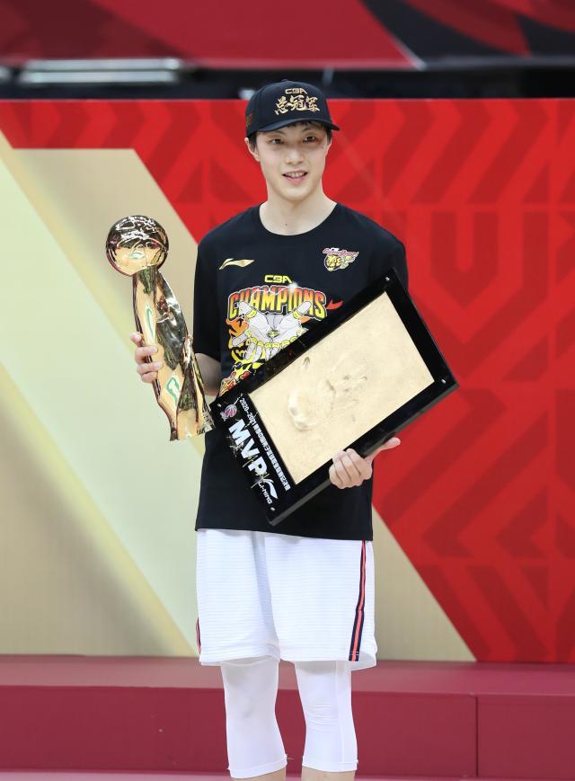 开云体育下载-FMVP归属胡明轩 不知疲倦的他，就是广东队的缩影