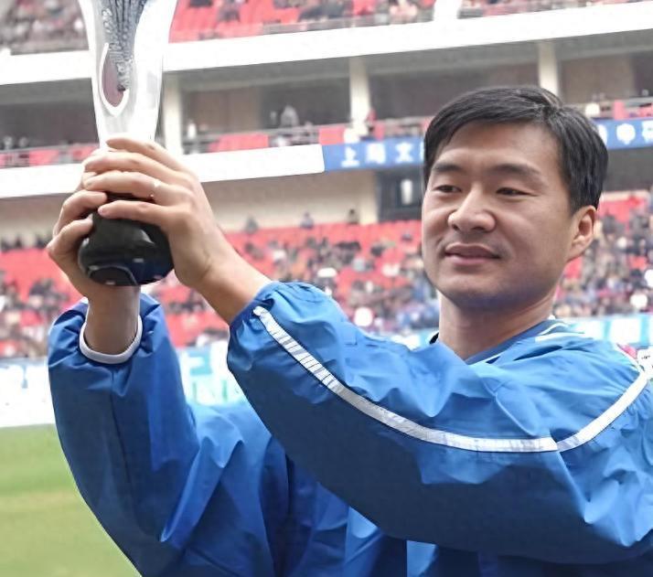 曾是申花队长，退役后深耕青训，培养出多位国脚，如今成青训专家