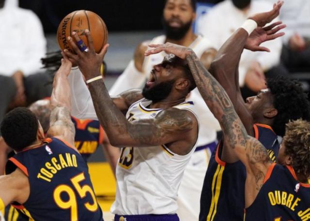 开云APP-詹姆斯：今晚只用出战24分钟 还需要适应无眉打法