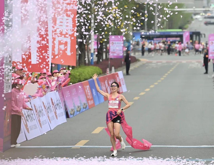 开云-从“最快女护士”到全职跑者：连拿两冠后，张水华的马拉松商业天花板在哪儿？|奖金|红星新闻|抚远市|柳州市|广西壮族自治区_新浪新闻